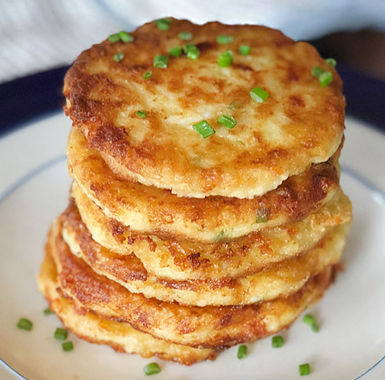وجبة يحبها الجميع.. إليكم طريقة تحضير كيك البطاطس المهروسة الشهي صورة رقم 6 وجبة يحبها الجميع.. إليكم طريقة تحضير كيك البطاطس المهروسة الشهي صورة رقم 6