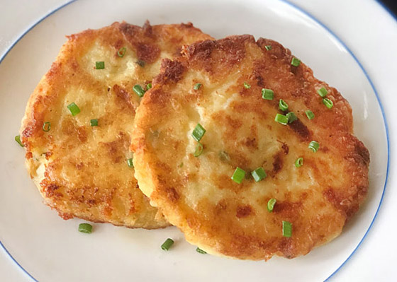 وجبة يحبها الجميع.. إليكم طريقة تحضير كيك البطاطس المهروسة الشهي صورة رقم 7 وجبة يحبها الجميع.. إليكم طريقة تحضير كيك البطاطس المهروسة الشهي صورة رقم 7