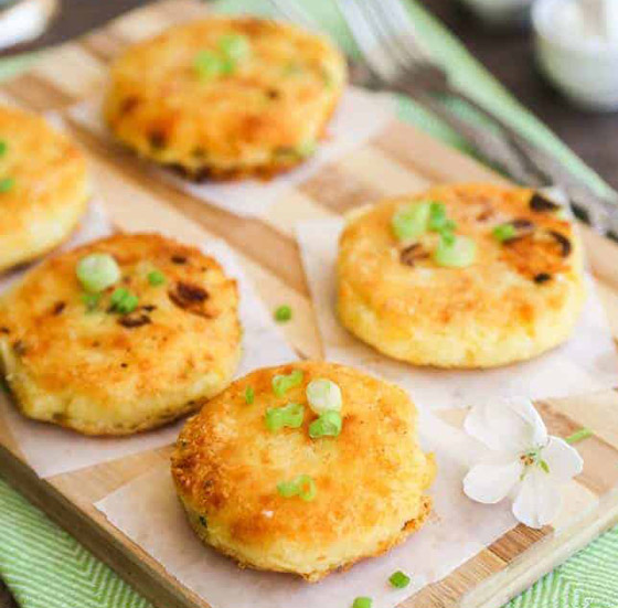 وجبة يحبها الجميع.. إليكم طريقة تحضير كيك البطاطس المهروسة الشهي صورة رقم 8 وجبة يحبها الجميع.. إليكم طريقة تحضير كيك البطاطس المهروسة الشهي صورة رقم 8