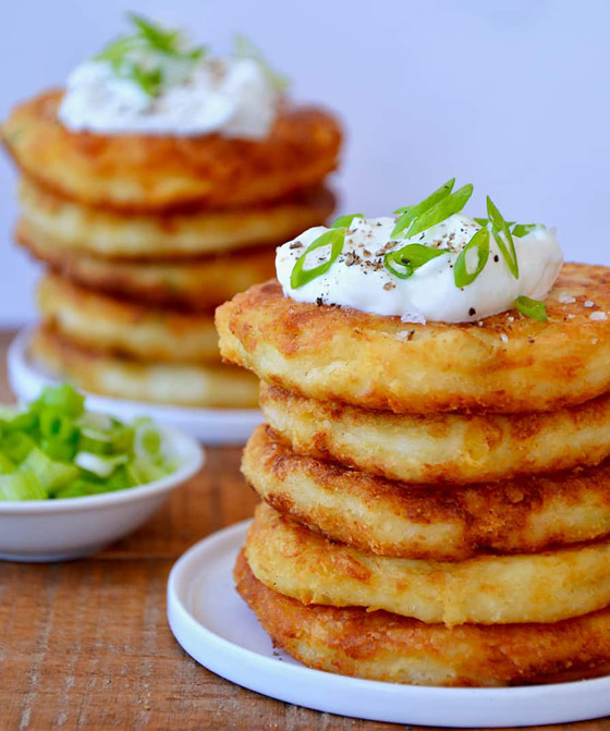 وجبة يحبها الجميع.. إليكم طريقة تحضير كيك البطاطس المهروسة الشهي صورة رقم 9 وجبة يحبها الجميع.. إليكم طريقة تحضير كيك البطاطس المهروسة الشهي صورة رقم 9