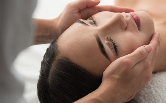 فوائد تدليك الوجه يومياً... بشرة أكثر شباباً وتورداً وحيوية والنتيجة فورية صورة رقم 3