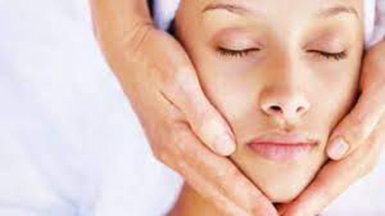 فوائد تدليك الوجه يومياً... بشرة أكثر شباباً وتورداً وحيوية والنتيجة فورية صورة رقم 5