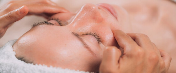 فوائد تدليك الوجه يومياً... بشرة أكثر شباباً وتورداً وحيوية والنتيجة فورية صورة رقم 6