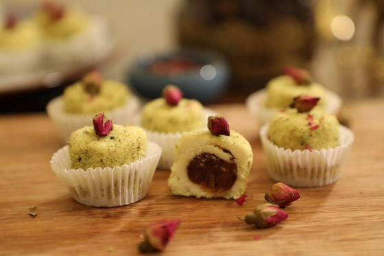 اليكم طريقة عمل غريبة بالتمر والفستق للعيد  صورة رقم 1