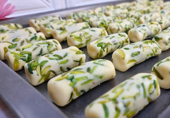 اليكم طريقة عمل غريبة بالتمر والفستق للعيد  صورة رقم 2