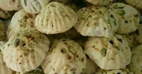 اليكم طريقة عمل غريبة بالتمر والفستق للعيد  صورة رقم 3