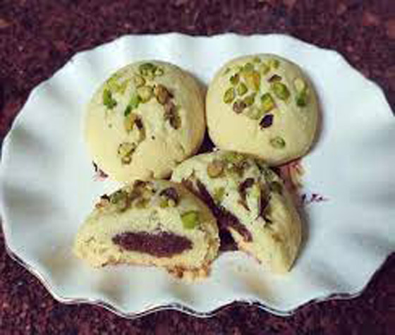 اليكم طريقة عمل غريبة بالتمر والفستق للعيد  صورة رقم 4