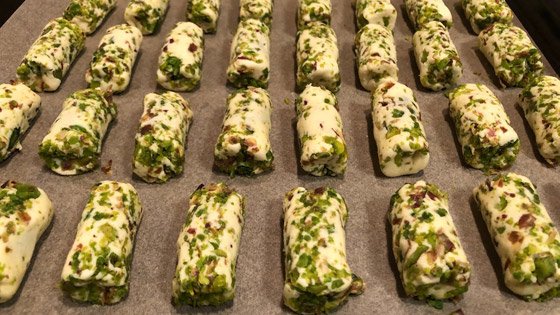 اليكم طريقة عمل غريبة بالتمر والفستق للعيد  صورة رقم 6