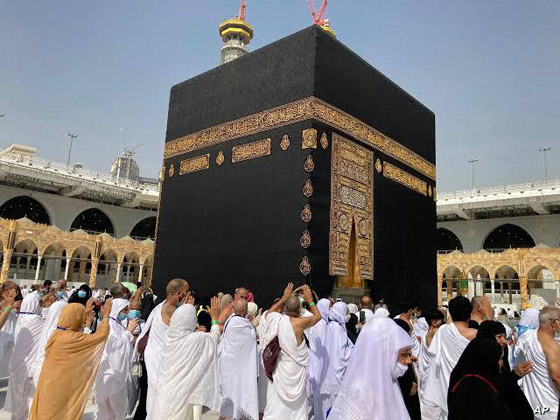صورة رقم 6 - طبيب يوجه نصائح إلى الحجاج للوقاية من ضربات الشمس صورة رقم 6 - طبيب يوجه نصائح إلى الحجاج للوقاية من ضربات الشمس