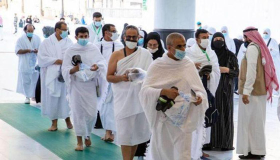 صورة رقم 7 - طبيب يوجه نصائح إلى الحجاج للوقاية من ضربات الشمس صورة رقم 7 - طبيب يوجه نصائح إلى الحجاج للوقاية من ضربات الشمس