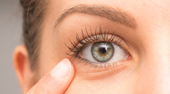 ماء الورد هو الحل السحري الذي تحتاجينه لعلاج أكياس تحت العين صورة رقم 3