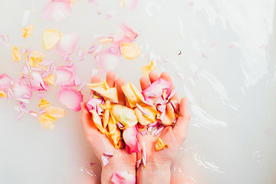 ماء الورد هو الحل السحري الذي تحتاجينه لعلاج أكياس تحت العين صورة رقم 5