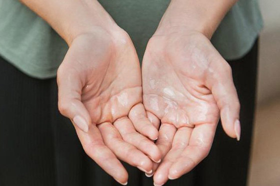 خلطات طبيعية لمنع والحد من تعرق اليدين والقدمين صورة رقم 7 خلطات طبيعية لمنع والحد من تعرق اليدين والقدمين صورة رقم 7