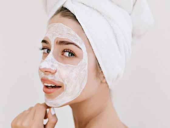 أقنعة الطين الأبيض.. كنز جمالي بين يديك لبشرة صافية لا تشوبها شائبة صورة رقم 1 أقنعة الطين الأبيض.. كنز جمالي بين يديك لبشرة صافية لا تشوبها شائبة صورة رقم 1