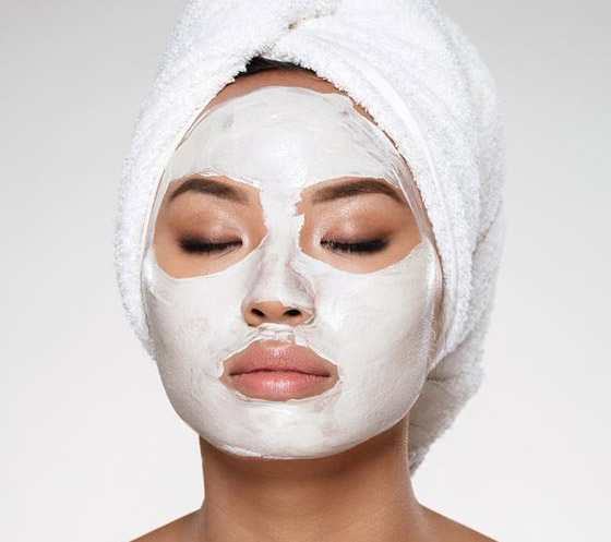 أقنعة الطين الأبيض.. كنز جمالي بين يديك لبشرة صافية لا تشوبها شائبة صورة رقم 2 أقنعة الطين الأبيض.. كنز جمالي بين يديك لبشرة صافية لا تشوبها شائبة صورة رقم 2