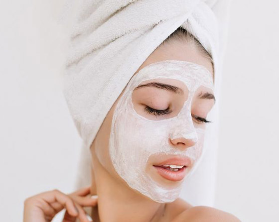 أقنعة الطين الأبيض.. كنز جمالي بين يديك لبشرة صافية لا تشوبها شائبة صورة رقم 4 أقنعة الطين الأبيض.. كنز جمالي بين يديك لبشرة صافية لا تشوبها شائبة صورة رقم 4