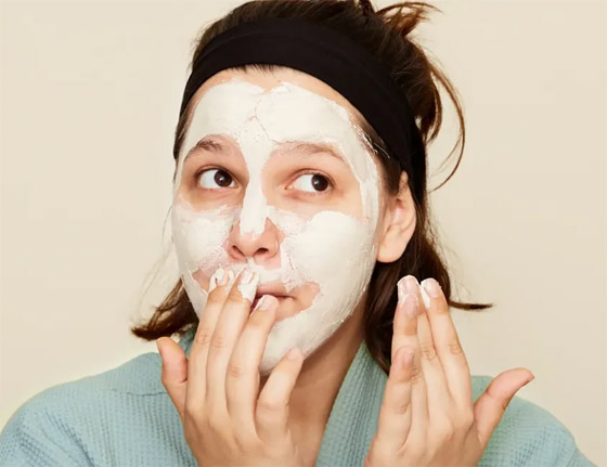 أقنعة الطين الأبيض.. كنز جمالي بين يديك لبشرة صافية لا تشوبها شائبة صورة رقم 5 أقنعة الطين الأبيض.. كنز جمالي بين يديك لبشرة صافية لا تشوبها شائبة صورة رقم 5