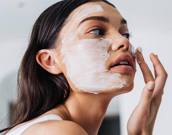 أقنعة الطين الأبيض.. كنز جمالي بين يديك لبشرة صافية لا تشوبها شائبة صورة رقم 6 أقنعة الطين الأبيض.. كنز جمالي بين يديك لبشرة صافية لا تشوبها شائبة صورة رقم 6