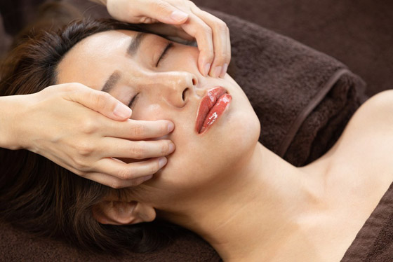 طرق بسيطة للتخلص من انتفاخ الوجه.. جربيها صورة رقم 1