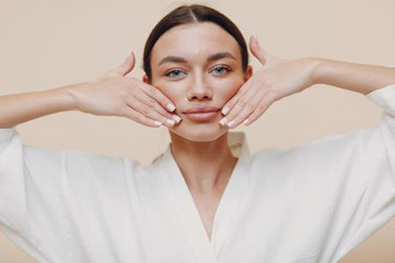 طرق بسيطة للتخلص من انتفاخ الوجه.. جربيها صورة رقم 2