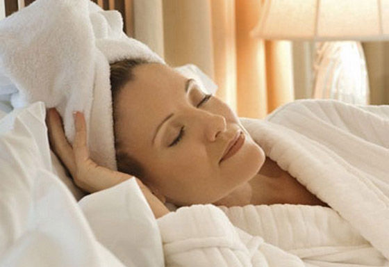 هل النوم بشعر مبلل سيئ؟ صورة رقم 6