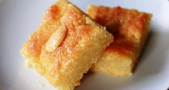 طريقة عمل.. صينية البسبوسة باللوز والسكر صورة رقم 2