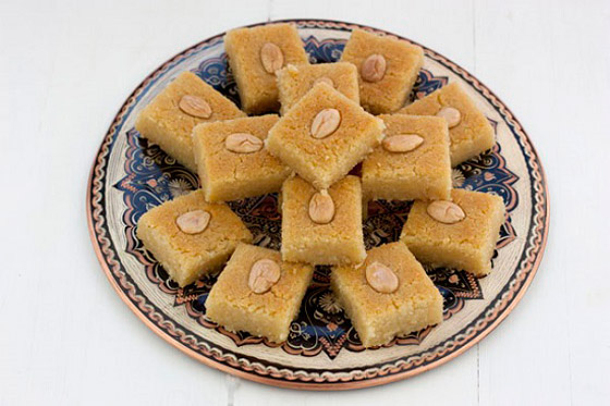 طريقة عمل.. صينية البسبوسة باللوز والسكر صورة رقم 3