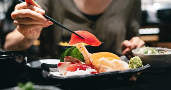 5 نصائح لتجنب مشاكل المعدة فى موسم الصيف.. أبرزها السوشى صورة رقم 1