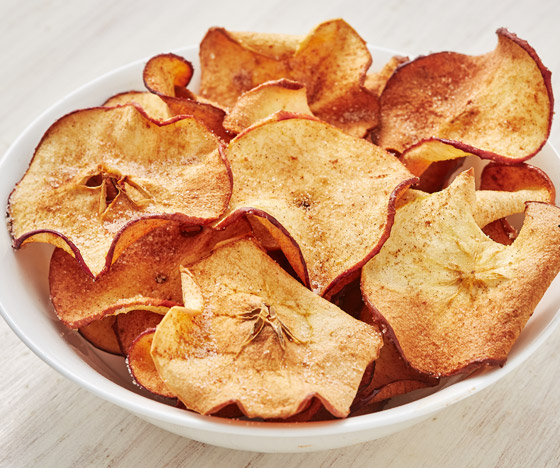 إليكم طريقة تحضير شيبس التفاح المقرمش الصحي بالفرن صورة رقم 3