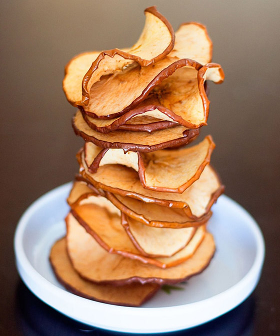 إليكم طريقة تحضير شيبس التفاح المقرمش الصحي بالفرن صورة رقم 4