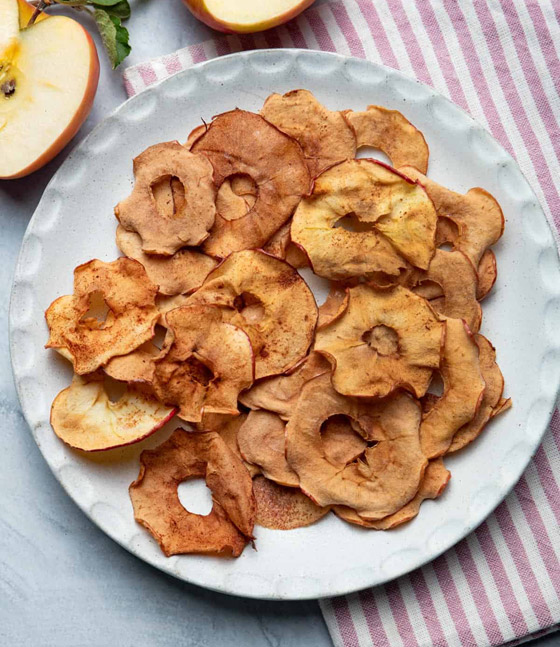 إليكم طريقة تحضير شيبس التفاح المقرمش الصحي بالفرن صورة رقم 7