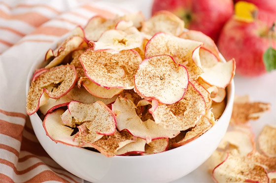 إليكم طريقة تحضير شيبس التفاح المقرمش الصحي بالفرن صورة رقم 8