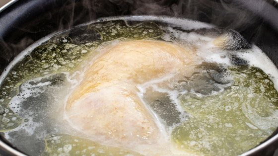 الرغوة البيضاء في مرق الدجاج.. ما هي؟ ولماذا يجب إزالتها فورا؟ صورة رقم 3