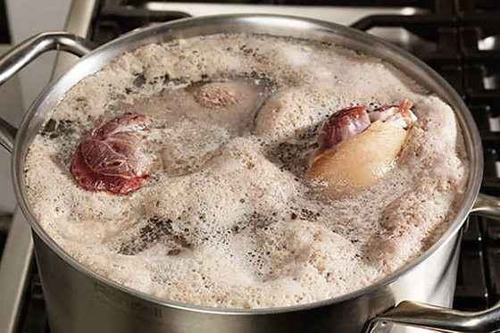 الرغوة البيضاء في مرق الدجاج.. ما هي؟ ولماذا يجب إزالتها فورا؟ صورة رقم 5