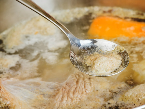 الرغوة البيضاء في مرق الدجاج.. ما هي؟ ولماذا يجب إزالتها فورا؟ صورة رقم 2