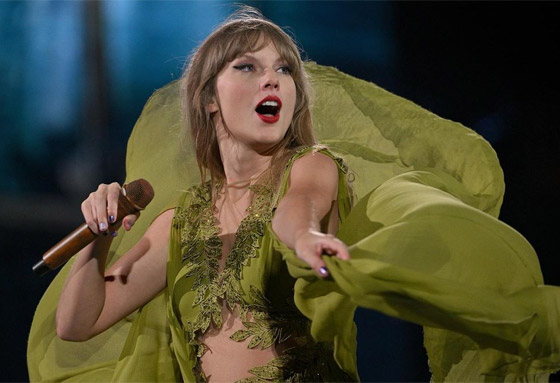 صورة رقم 7 - فيديو وصور: تايلور سويفت تتألق من جديد بفساتين رائعة لمصممين عرب صورة رقم 7 - فيديو وصور: تايلور سويفت تتألق من جديد بفساتين رائعة لمصممين عرب