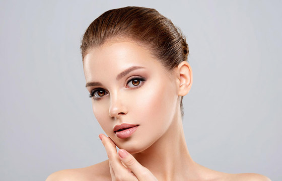 كيفية إخفاء البقع الداكنة بالمكياج مع الحفاظ على مظهر طبيعي مشرق صورة رقم 1 كيفية إخفاء البقع الداكنة بالمكياج مع الحفاظ على مظهر طبيعي مشرق صورة رقم 1