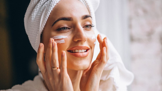 روتين ضروري قبل النوم للحفاظ على نضارة البشرة صورة رقم 3