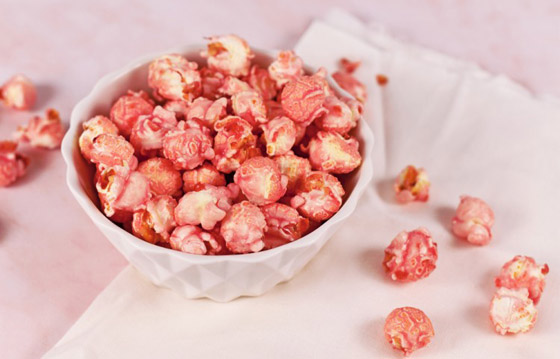 إليكم طريقة تحضير الفشار الأحمر لجمعات العائلة.. مميز ولذيذ صورة رقم 1