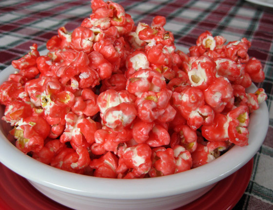 إليكم طريقة تحضير الفشار الأحمر لجمعات العائلة.. مميز ولذيذ صورة رقم 3