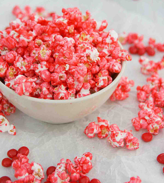 إليكم طريقة تحضير الفشار الأحمر لجمعات العائلة.. مميز ولذيذ صورة رقم 4