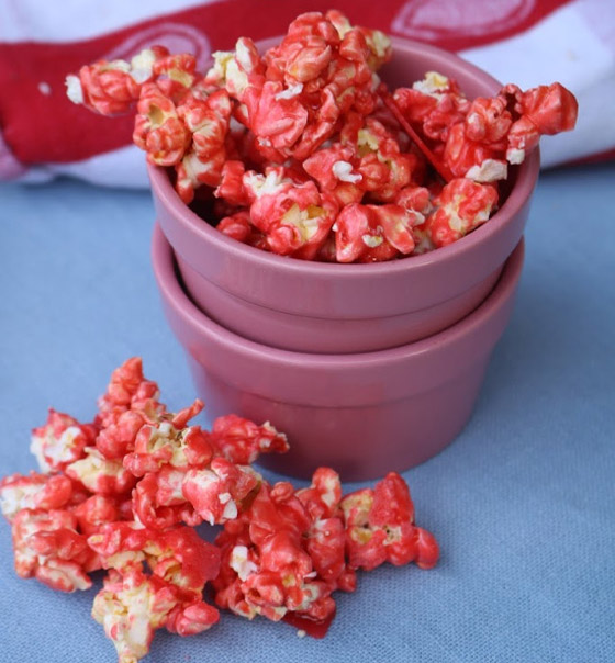 إليكم طريقة تحضير الفشار الأحمر لجمعات العائلة.. مميز ولذيذ صورة رقم 5