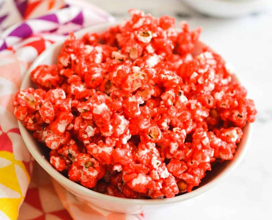 إليكم طريقة تحضير الفشار الأحمر لجمعات العائلة.. مميز ولذيذ صورة رقم 6