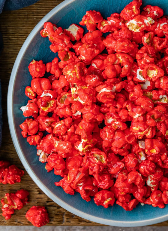 إليكم طريقة تحضير الفشار الأحمر لجمعات العائلة.. مميز ولذيذ صورة رقم 7