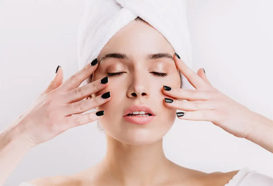 8 طقوس فعالة لمكافحة التجاعيد والبقع الداكنة للحفاظ على شباب البشرة صورة رقم 1