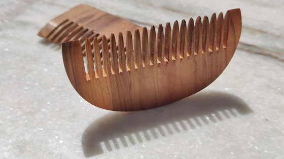 اعتمدي المشط الخشبي لتسريح شعرك.. واجني هذه الفوائد صورة رقم 1