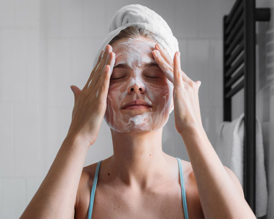 6 أخطاء يُحذر أطباء الجلد من ارتكابها عند غسل الوجه صورة رقم 1