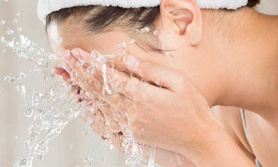 6 أخطاء يُحذر أطباء الجلد من ارتكابها عند غسل الوجه صورة رقم 4