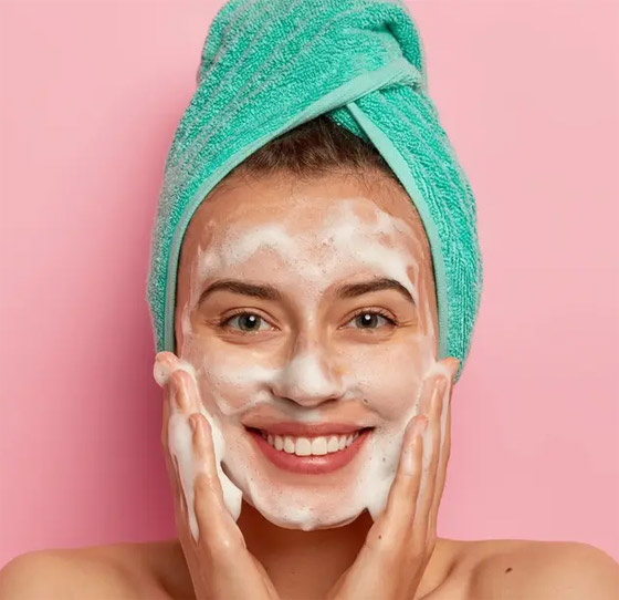6 أخطاء يُحذر أطباء الجلد من ارتكابها عند غسل الوجه صورة رقم 2