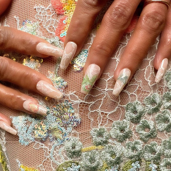 ألوان أظافر تناسب كل عروس.. 